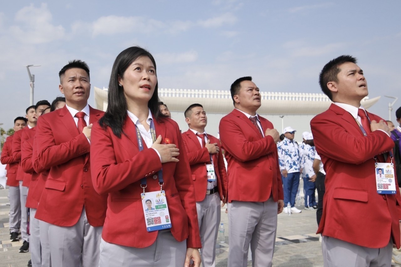Vietnam team attend SEA Games 32 opening ceremony