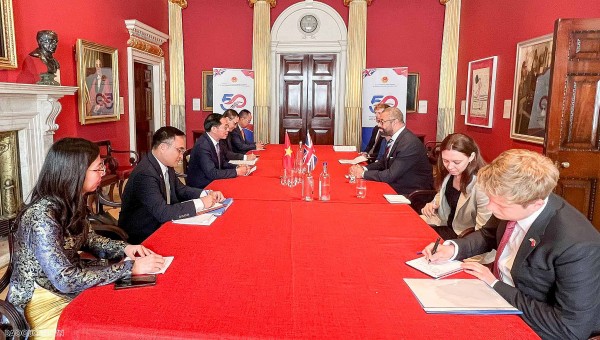 Foreign Minister Bui Thanh Son meets British counterpart