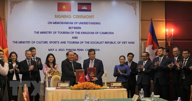 Bộ trưởng Bộ Văn hóa, Thể thao và Du lịch Nguyễn Văn Hùng đã có cuộc gặp, làm việc với Bộ trưởng Bộ Du lịch Campuchia Thong Khon. (Ảnh: Hoàng Minh/TTXVN)