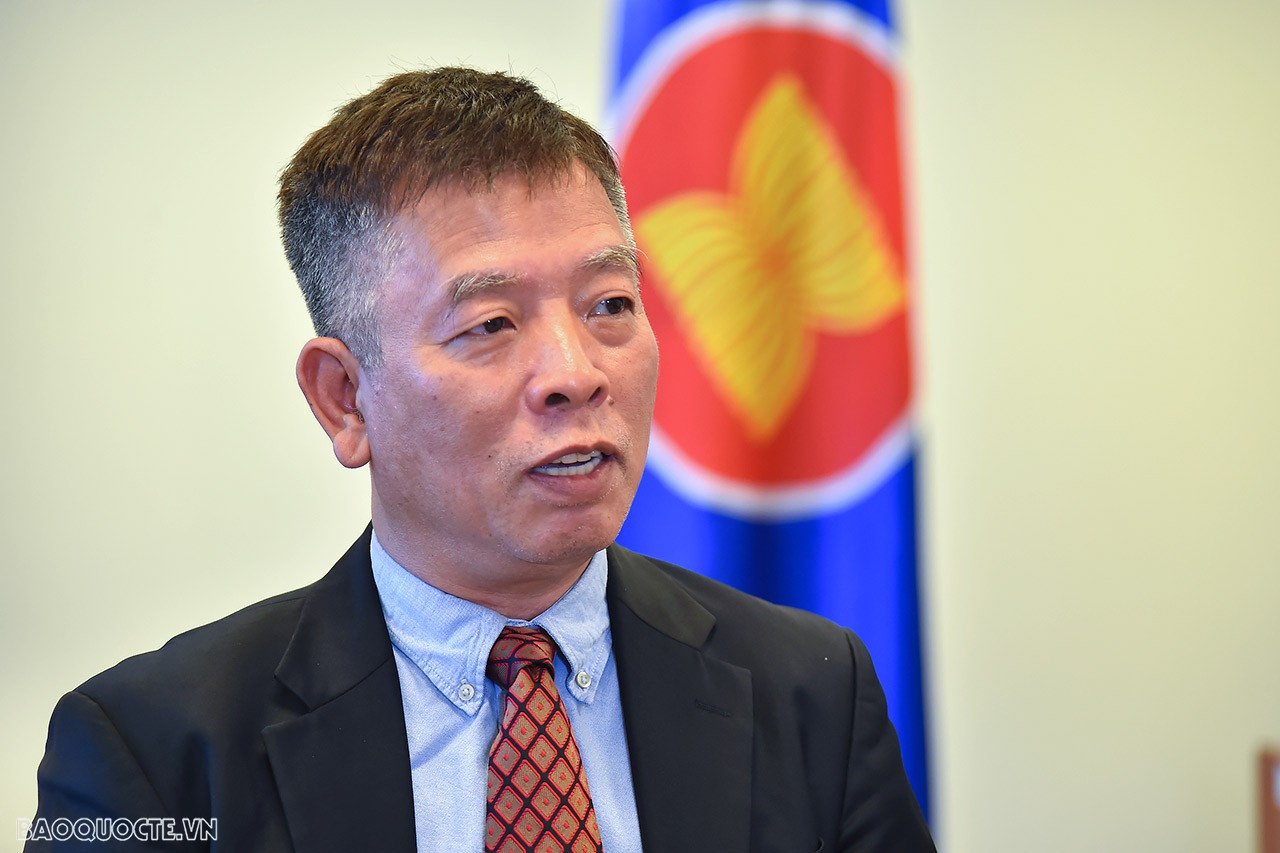 Đại sứ Vũ Hồ, Quyền Trưởng SOM ASEAN Việt Nam trả lời phỏng vấn báo chí. (Ảnh: Tuấn Anh)