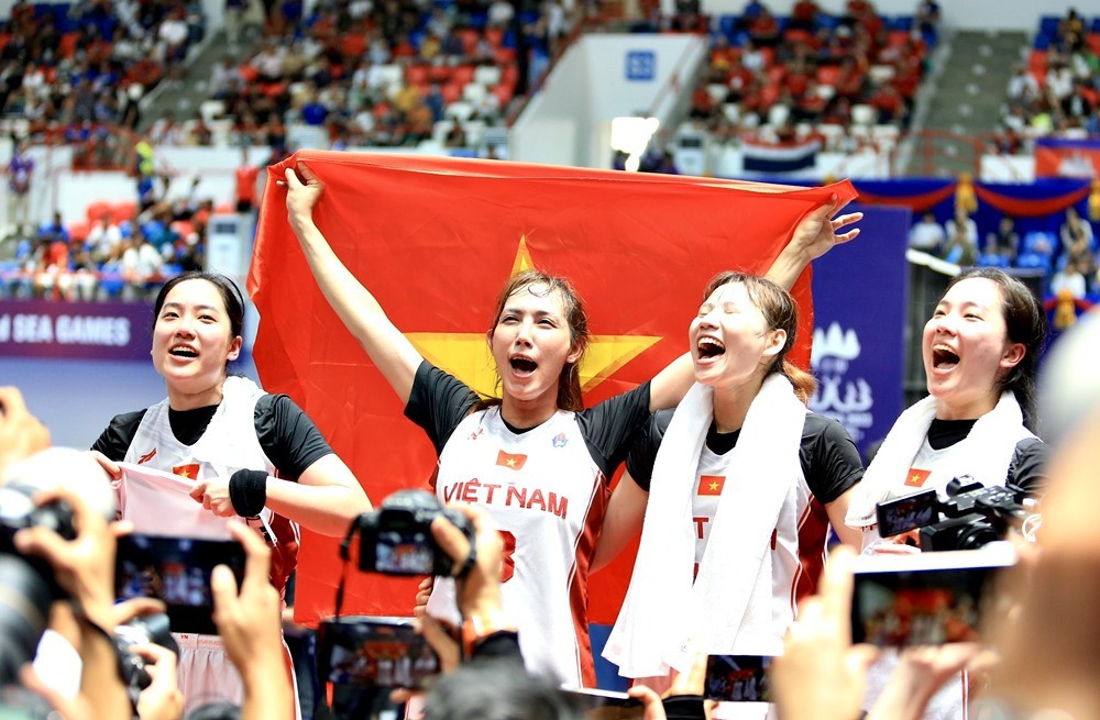 Các cô gái của đội tuyển bóng rổ 3x3 Việt Nam vui mừng và xúc động khi giành HCV tại SEA Games 32. (Nguồn: VNN)