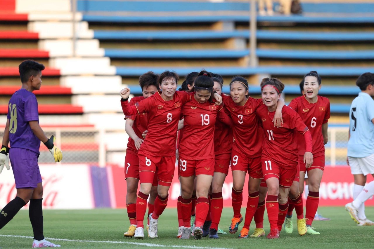 The joy of Vietnamese female players when Thanh Nha scored to make it 2-1 in the 76th minute. (Photo: VNA)