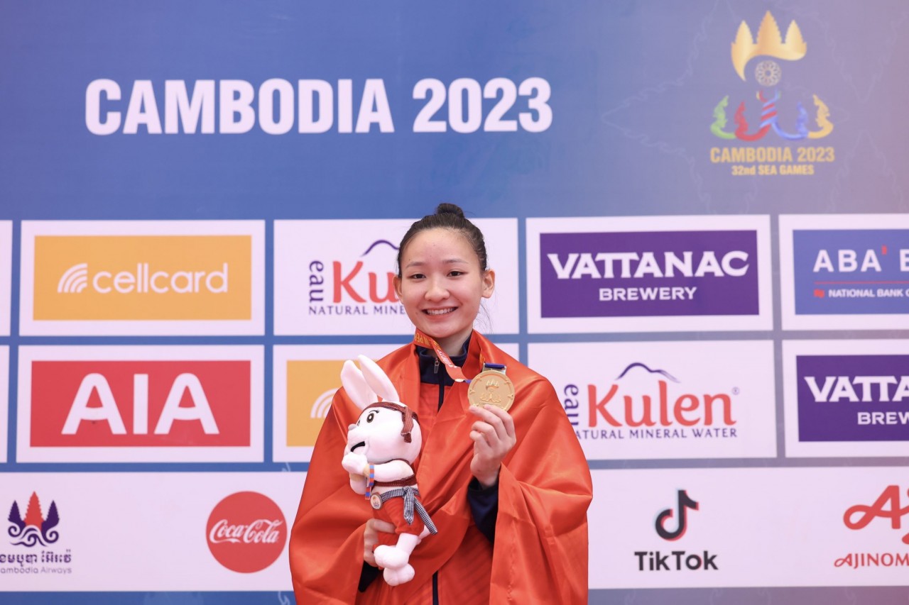 Hoang Thi My Tam secures a gold medal for Vietnam at the tournament by beating her Indonesian rival 4-3 in the women's kumite 55kg event.(Photo: VNA)