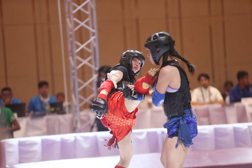 Võ sĩ Nguyễn Thị Thanh Tiền (giáp đỏ) môn Kun Bokator mang thêm về một HCV SEA Games 32 ở hạng cân 50 kg của nữ. (Nguồn: ngoisao.net)
