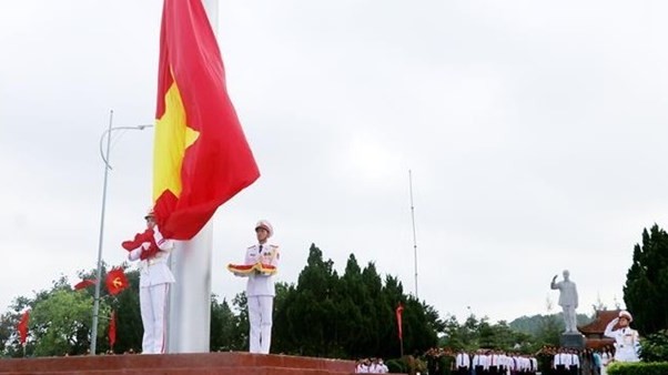 Flag-raising ceremony in Co To island to mark President Ho Chi Minh’s trip