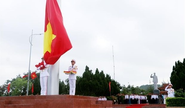 National flag raised on Co To island to mark President Ho Chi Minh’s trip