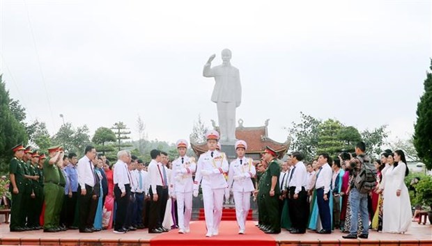 National flag raised on Co To island to mark President Ho Chi Minh’s trip
