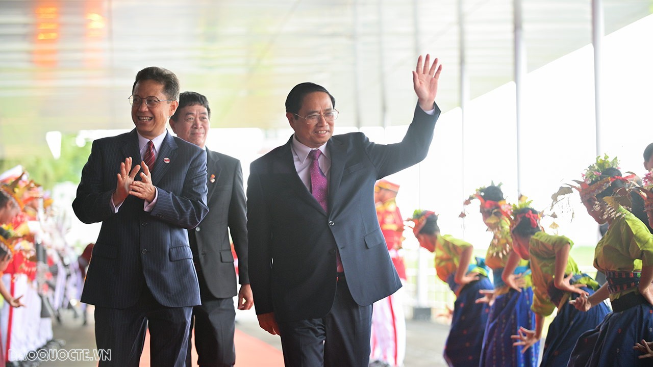 Prime Minister Pham Minh Chinh arrives in Indonesia for 42nd ASEAN Summit
