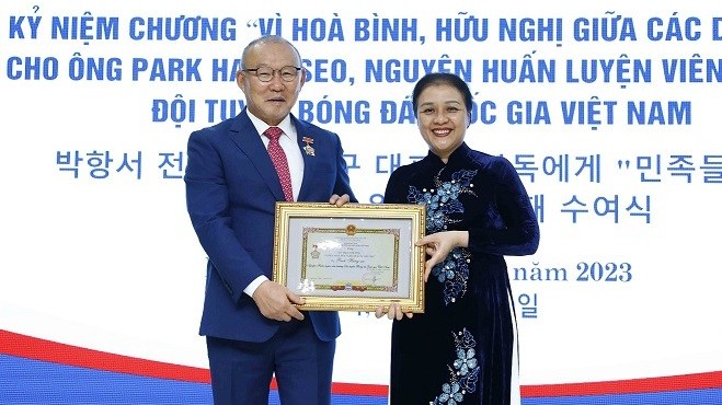 Coach Park Hang-seo awarded VUFO’s friendship insignia