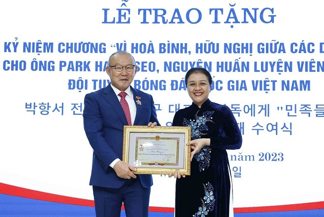 Coach Park Hang-seo awarded VUFO’s friendship insignia