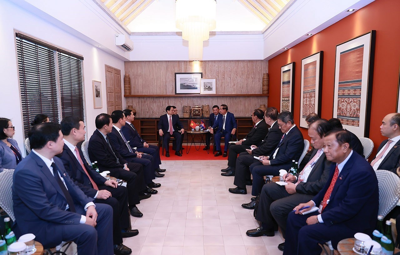 PM Pham Minh Chinh, Cambodian counterpart met on occasion of 42nd ASEAN Summit
