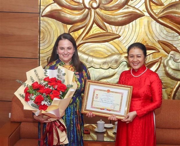 Friendship insignia awarded to UN Women Representative in Vietnam