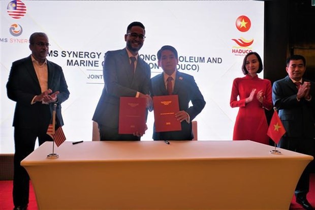 Haduco CEO Tran Quang Hung (right) and RMS Synergy CEO Mohamad Asraf Abdul Ghafur at the signing ceremony. (Photo:VNA)