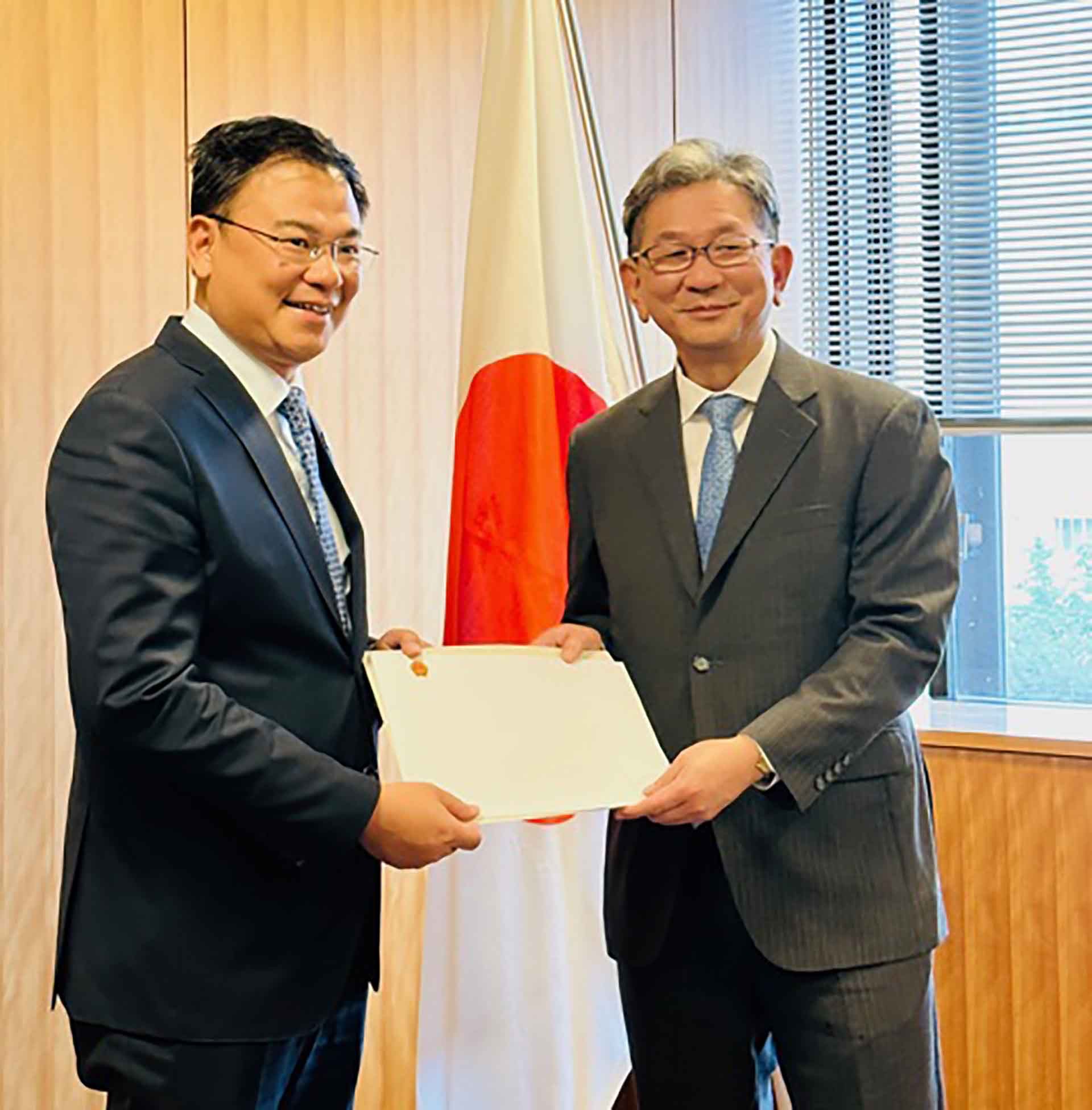 Đại sứ Phạm Quang Hiệu trình bản sao Thư  ủy nhiệm tới Thứ trưởng Ngoại giao Nhật Bản Takeo Mori.