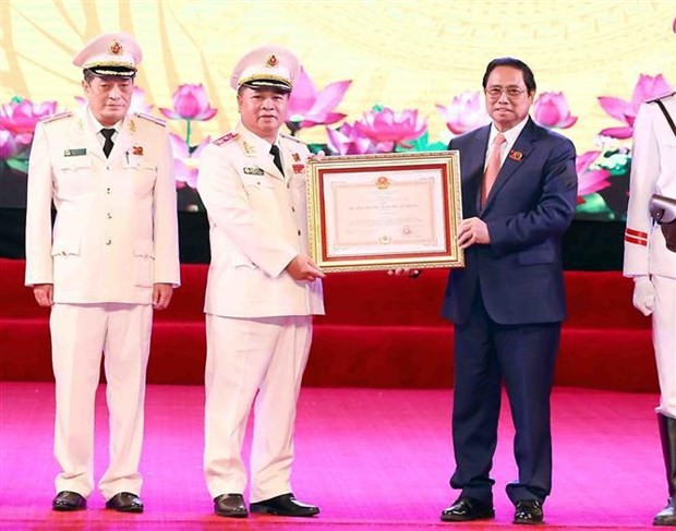 Prime Minister Pham Minh Chinh presents a first-class Fatherland Defence Order to the Economic Security Department under the Ministry of Public Security at the ceremony. (Source: VNA)