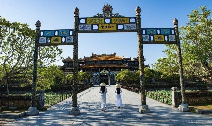 Thai Hoa Palace used to be the symbol of the Nguyen Dynasty. The palace, along with the courtyard, was the place of important ceremonies such as the coronation ceremonies, the king’s birthday, the envoy reception and the meetings held on the 1st and the 1