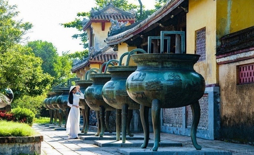 Cuu dinh (the nine dynastic urns) is a collection of nine bronze urns. Casted in 1835 by Emperor Minh Mang, Cuu dinh were completed in 1837 and placed in front of The To Mieu temple. (Photo: VNA)