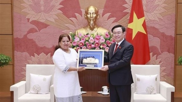 NA Chairman Vuong Dinh Hue receives Secretary General of Cuban Women's Union