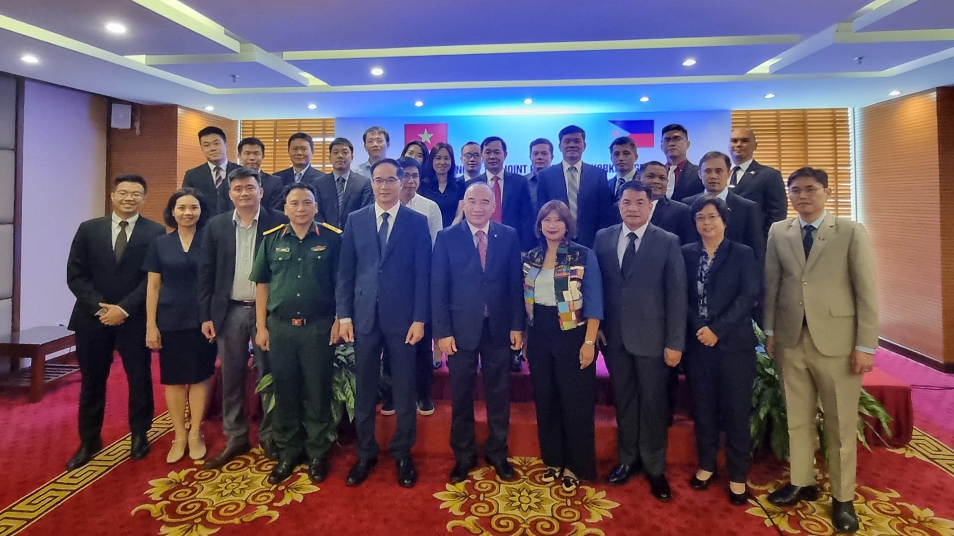 C&aacute;c đại biểu chụp ảnh lưu niệm.