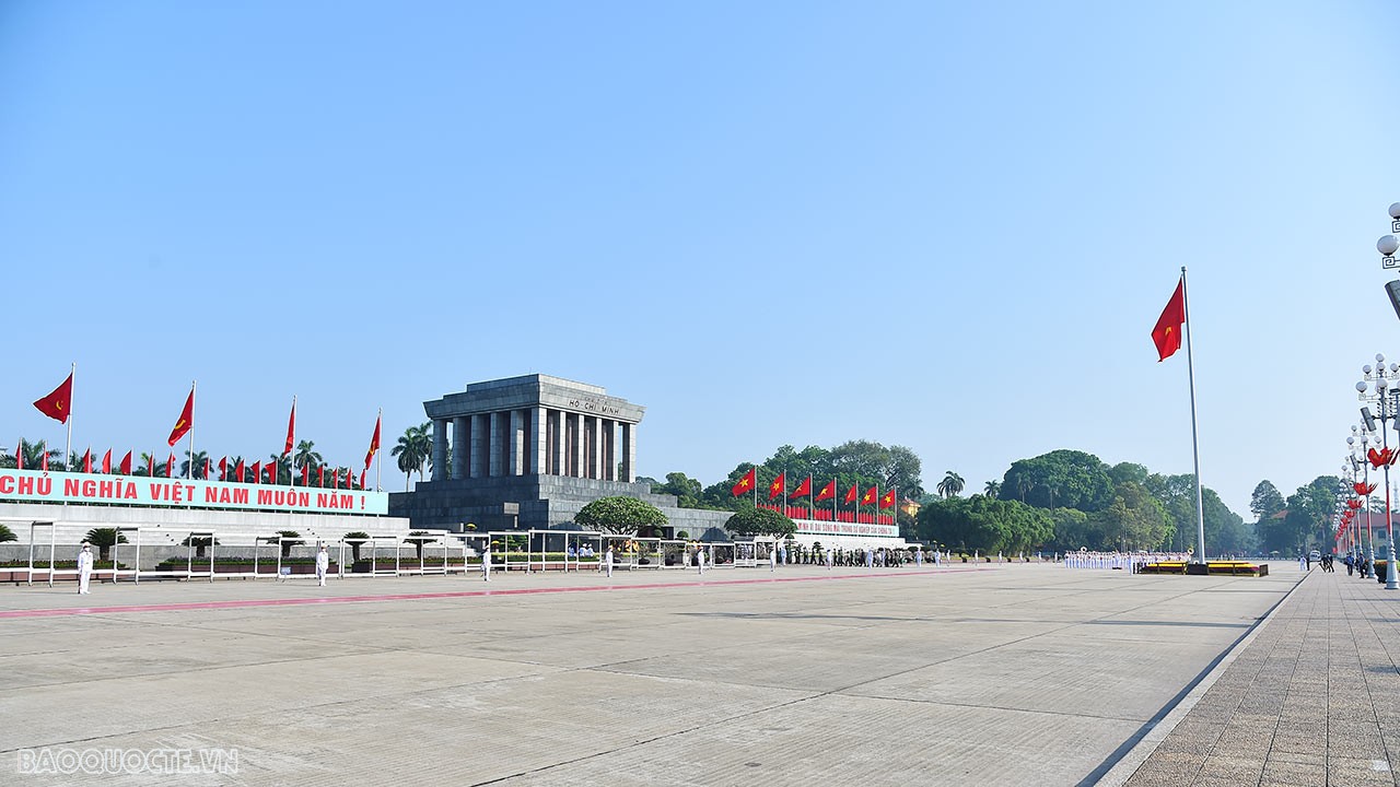 Lãnh đạo Bộ Ngoại giao vào Lăng viếng Bác nhân dịp kỷ niệm 133 năm Ngày sinh Chủ tịch Hồ Chí Minh