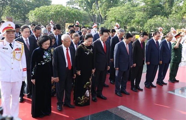 Leaders pay tribute to President Ho Chi Minh on 133rd birth anniversary