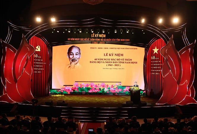 President Vo Van Thuong, comrades and former leaders of the State Party attended the 60th anniversary of Uncle Ho's visit to the Party Committee and people of Nam Dinh province. Photo: Thong Nhat-VNA