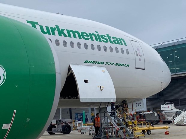A Turkmenistan Airlines cargo plane at London Stansted Airport is about to fly back to Vietnam, transiting Turkmenistan. (Photo: VNA)