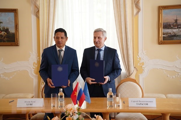 The chairpersons of the foundation and of the Oversea Vietnamese Association in Russia, Do Xuan Hoang (L), and Rector of Herzen University Sergei Tarasovat the MOU signing ceremony in Russia&rsquo;s Saint Petersburg on May 19. (Photo: VNA)