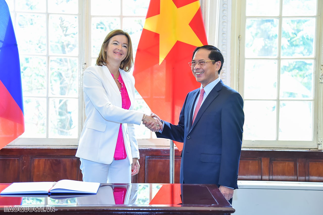 FM Bui Thanh Son welcomes Slovenian Deputy PM and Foreign Minister Tanja Fajon