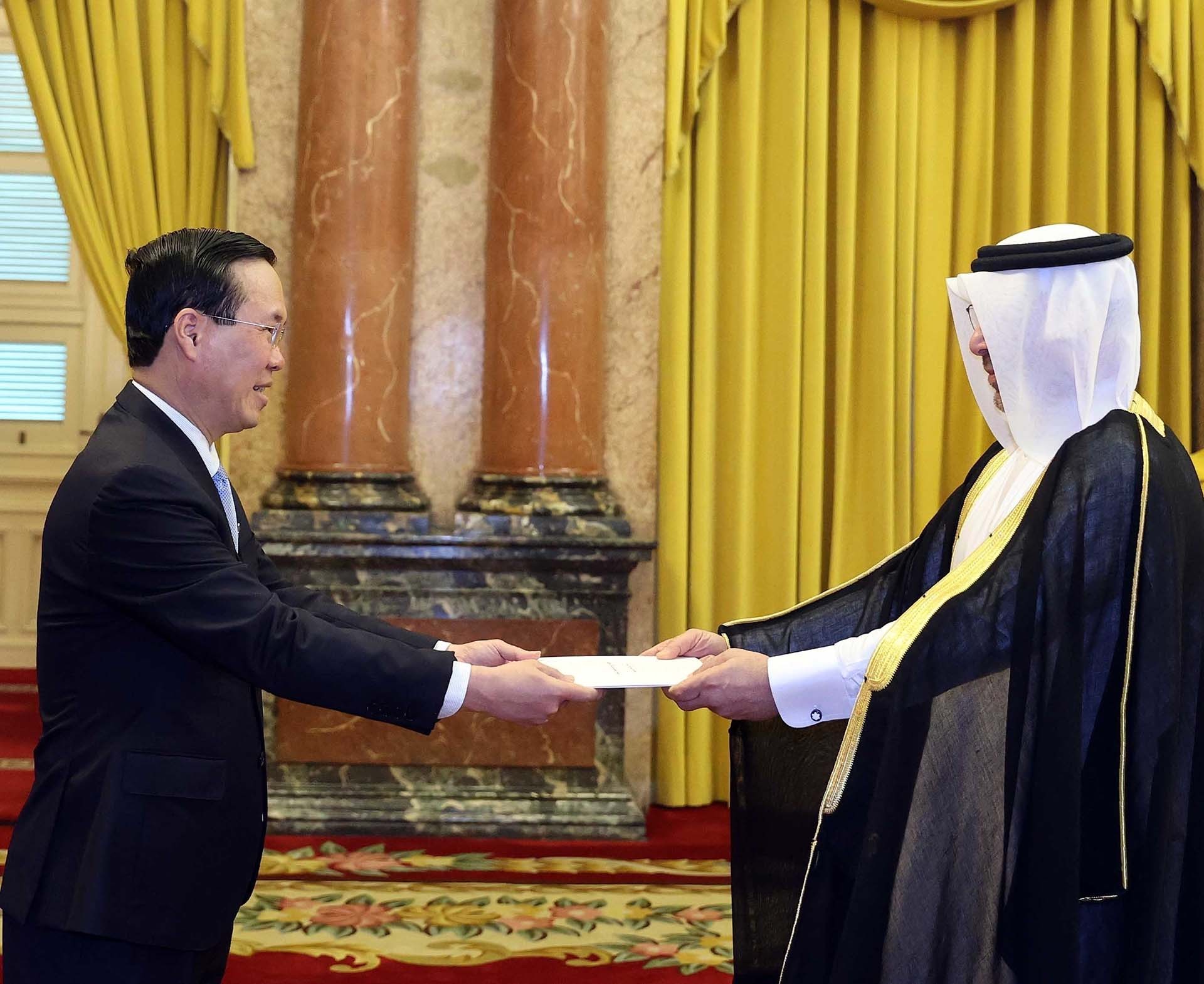 Chủ tịch nước Võ Văn Thưởng nhận Quốc thư từ Đại sứ Qatar Khalid Ali Abdullah Abel. (Nguồn: TTXVN)