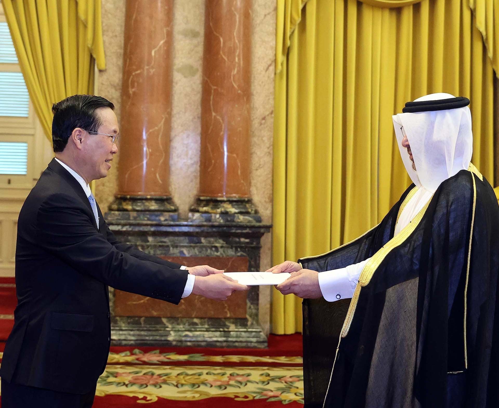 Chủ tịch nước V&otilde; Văn Thưởng nhận Quốc thư từ Đại sứ Qatar Khalid Ali Abdullah Abel. (Nguồn: TTXVN)