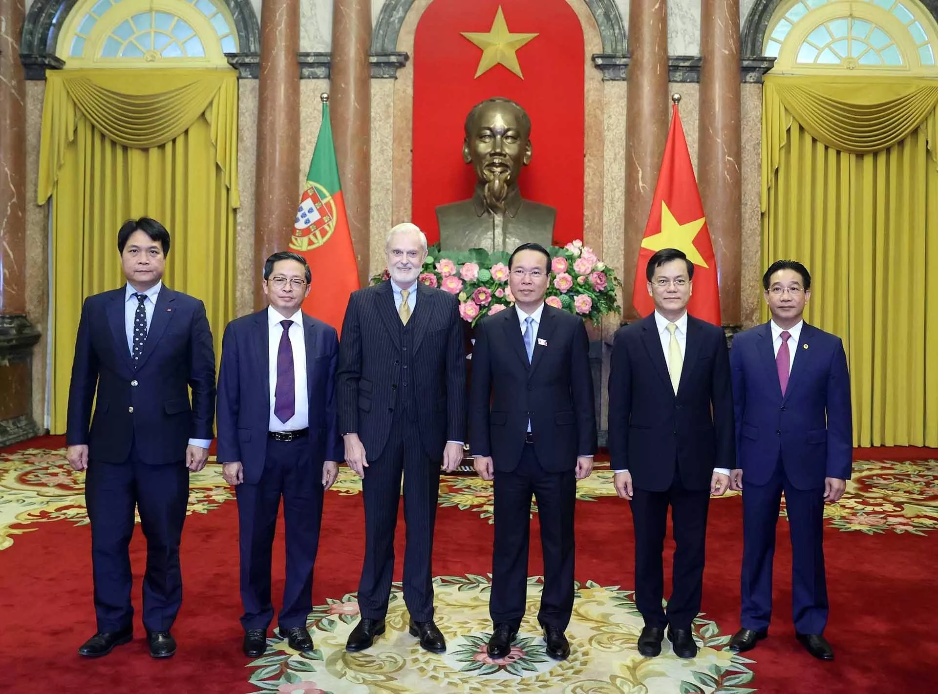 Chủ tịch nước V&otilde; Văn Thưởng v&agrave; Đại sứ Bồ Đ&agrave;o Nha Jo&atilde;o Weistein c&ugrave;ng c&aacute;c đại biểu. (Nguồn: TTXVN)