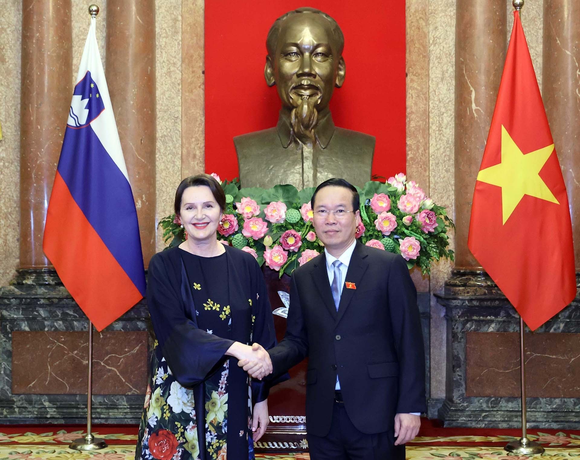 Chủ tịch nước V&otilde; Văn Thưởng v&agrave; Đại sứ Slovenia Alenka Suhadolnik c&ugrave;ng c&aacute;c đại biểu. (Nguồn: TTXVN)