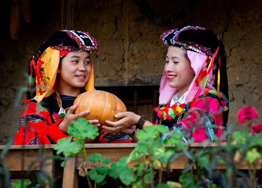 Female clothing consists of a shirt, pants or a skirt, and a headscarf. (Photo: VNA)