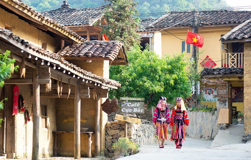 Though they live in remote, isolated mountainous areas of Ha Giang and Cao Bang provinces and are small in number, the Lo Lo ethnic minority have a strong sense of culture and continue to wear their traditional costumes. The Black Lo Lo usually wear their traditional costumes at festivals and important ceremonies such as weddings and funerals. (Photo: VNA)