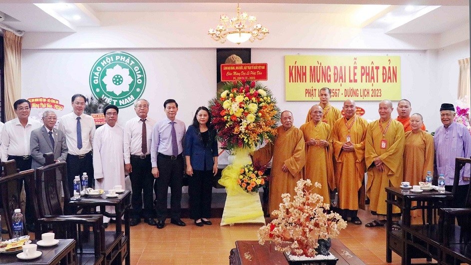 Vesak Day 2023: VFF leader visits and congratulations Buddhist establishments in Ho Chi Minh City