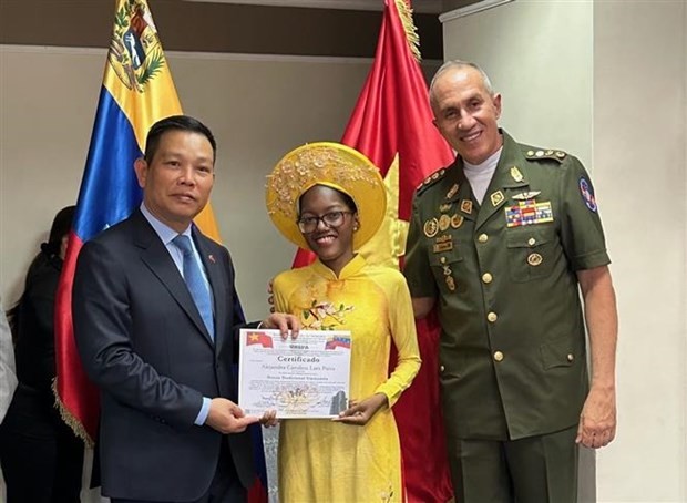 Đại sứ Việt Nam tại Venezuela Vũ Trung Mỹ trao chứng chỉ tốt nghiệp cho học viên.