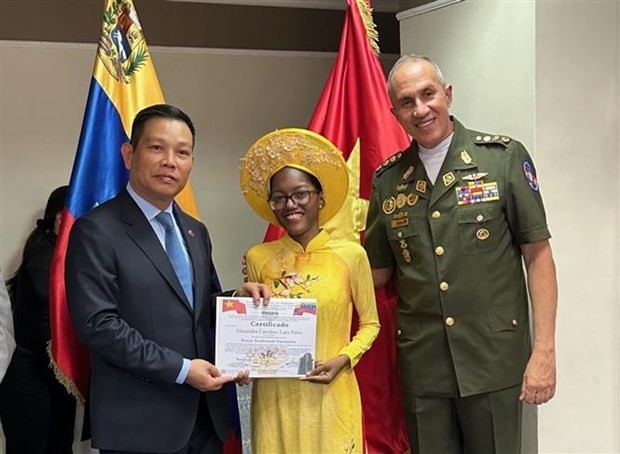 Đại sứ Việt Nam tại Venezuela Vũ Trung Mỹ trao chứng chỉ tốt nghiệp cho học vi&ecirc;n.