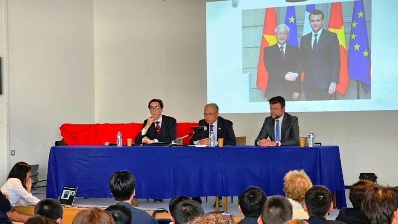 Ambassador Dinh Toan Thang shared Vietnam’s socio-economic information to French students