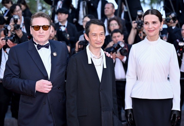 Đạo diễn Trần Anh Hùng và hai diễn viên chính trên thảm đỏ LHP Cannes 2023. (Ảnh: Getty Images)
