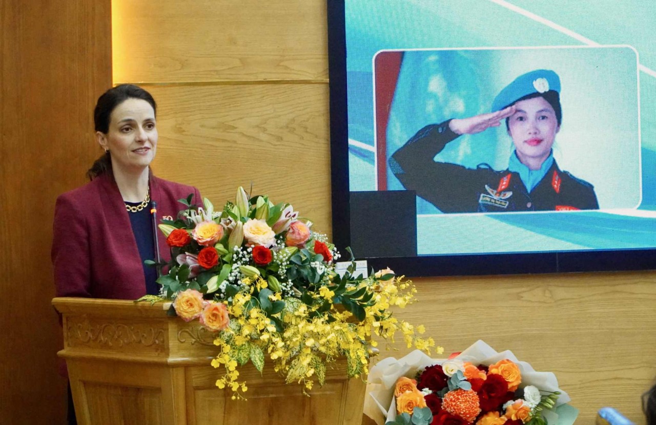 Đại sứ phụ nữ, hòa bình và an ninh của Canada Jacqueline O’Neill đánh giá cao sự tham gia của nữ sĩ quan Việt Nam trong công tác gìn giữ hoà bình LHQ. (Ảnh: Việt Nguyễn)