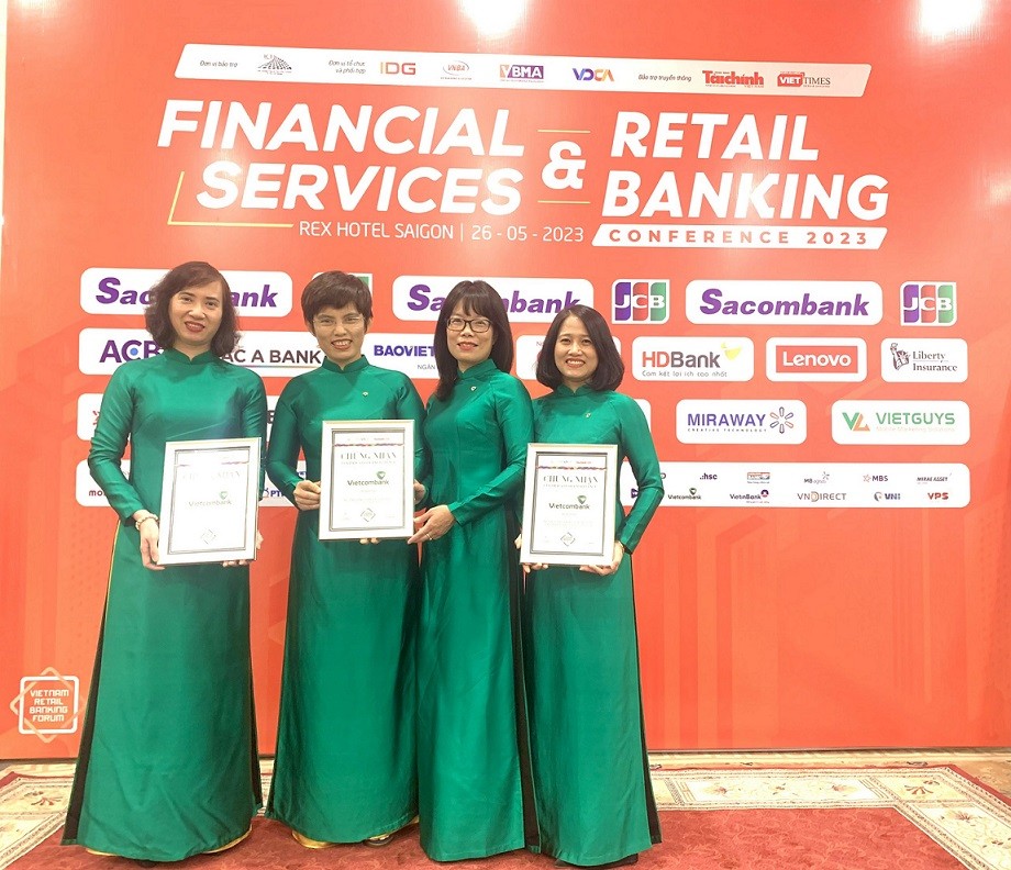 Mrs. Doan Hong Nhung -Vice President of Retail Division of Vietcombank representative the bank received the award from the Organizing Committee.