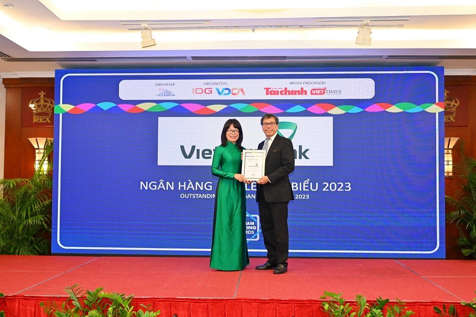 Bà Đoàn Hồng Nhung - Phó Giám đốc Khối Bán lẻ Vietcombank đại diện ngân hàng nhận giải thưởng từ Ban tổ chức