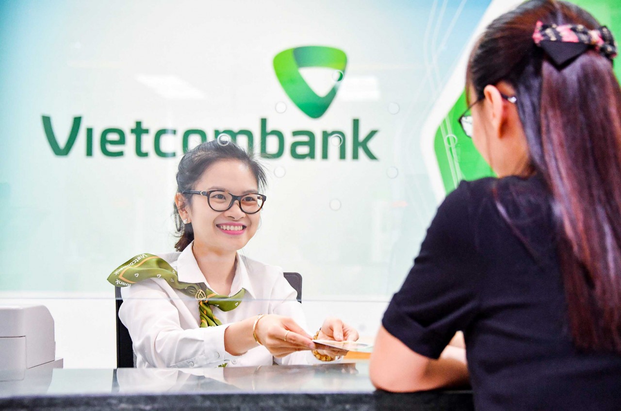 Vietcombank staff deals with customers
