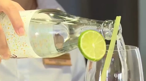 There is a tendency to use glass bottles instead of plastic ones. (Photo: vtv.vn)