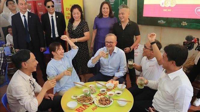 Australian Prime Minister savours Vietnamese foods, drinks locally brewed beer