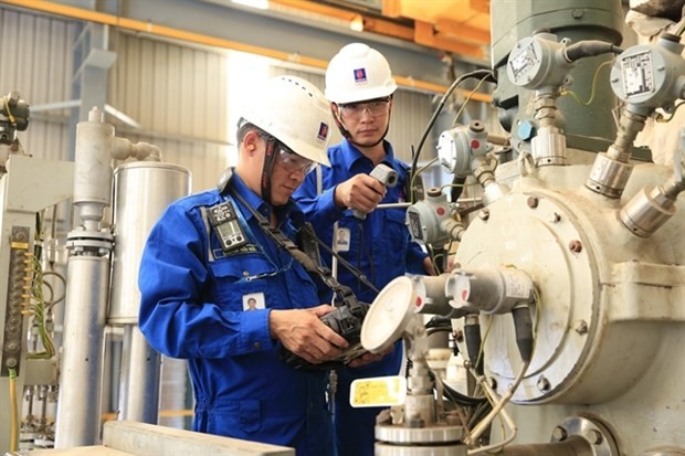 Technicians at PV Oil perform maintenance at a refinery in the southern province of Ba Ria-Vung Tau. (Source: VNA)