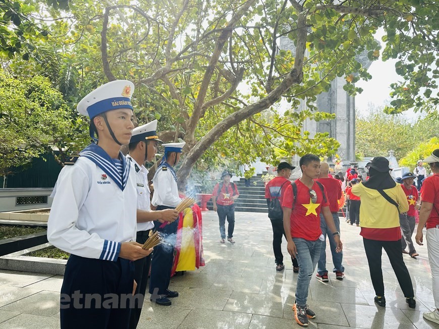 Navy sailors prepare incense for delegations visiting Truong Sa Island. (Photo: Vietnam+)