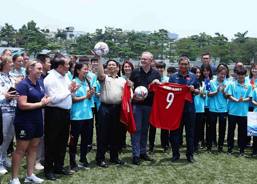 PMs join in exchange with female footballers of Vietnam, Australia. (Photo: VNA)