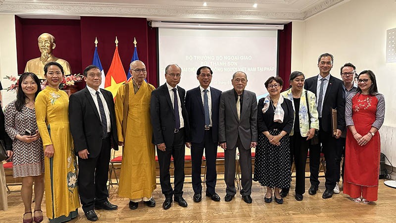 Bộ trưởng Ngoại giao Bùi Thanh Sơn chụp ảnh lưu niệm với cộng đồng người Việt Nam tại Pháp. (Nguồn: TTXVN)